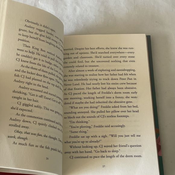 School of Secrets: CJ's Treasure Chase (Disney Descendants) Reading Book Fiction - Picture 11 of 14